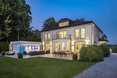 Highend-Villa mit Schwimmhalle auf parkähnlichem Grundstück