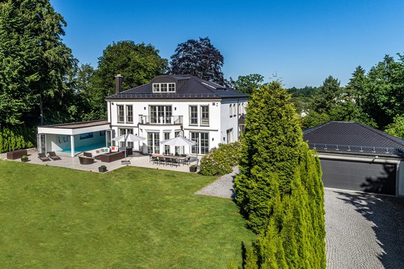 Hausansicht mit Garagengebäude