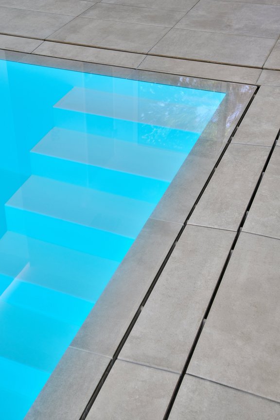 Überlaufbecken mit Stufen