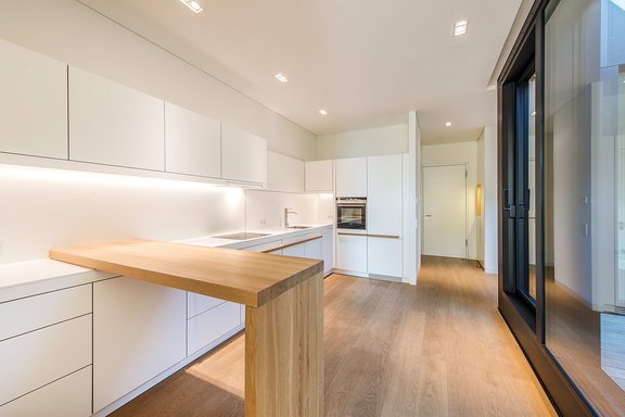 Küche mit Tresen und Zugang zum Atrium