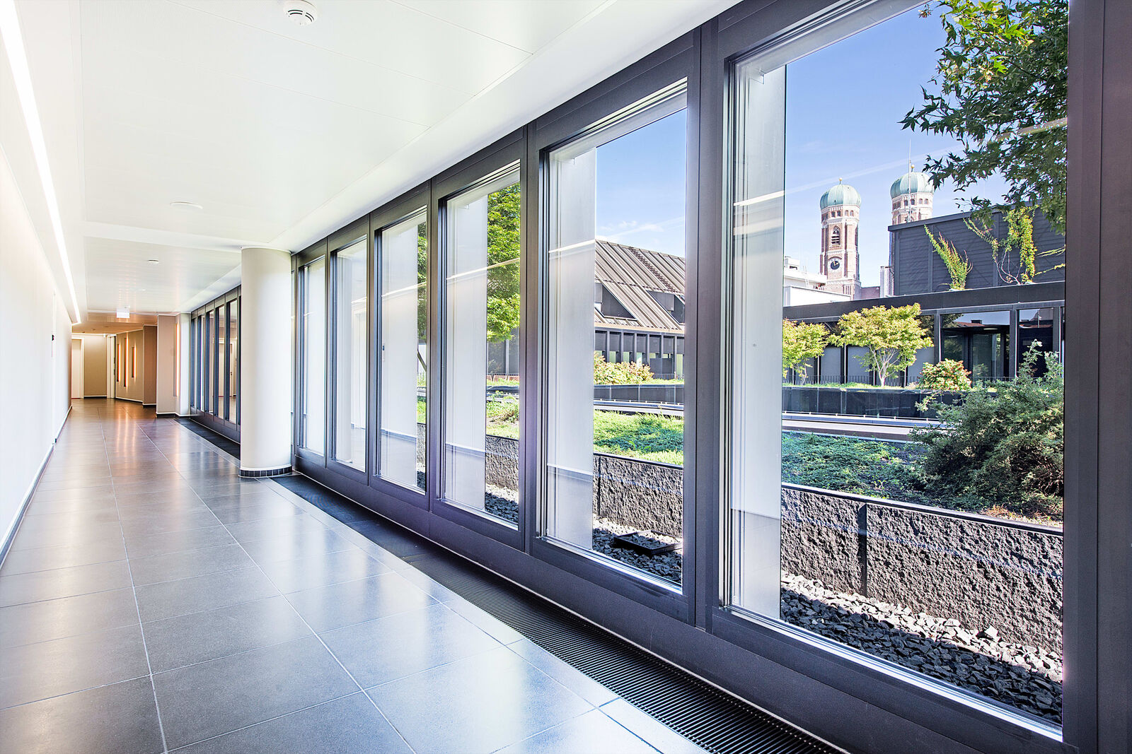 Flur mit Blick in den Innenhof