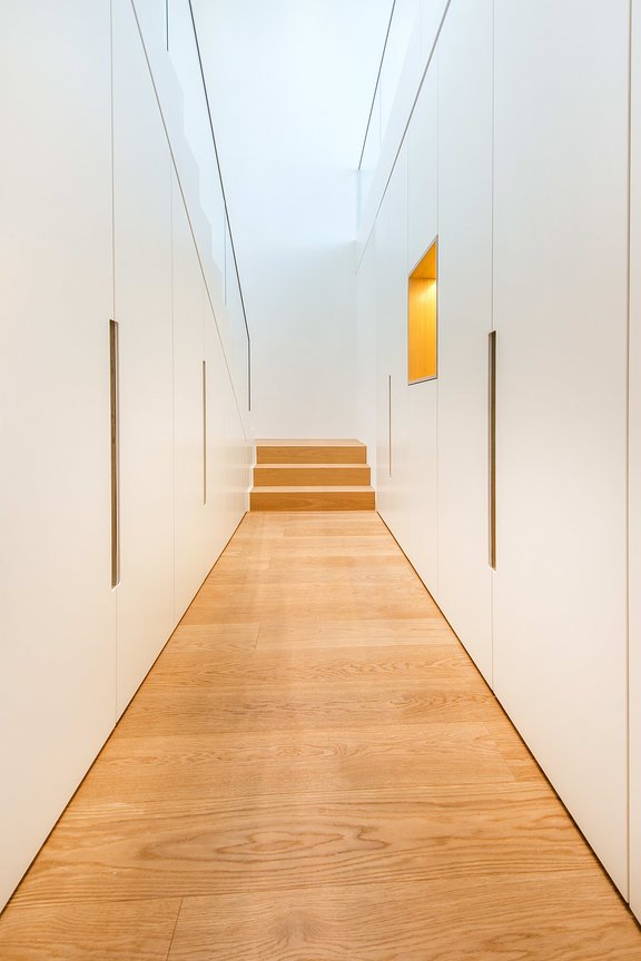 Entrance area with fixtures