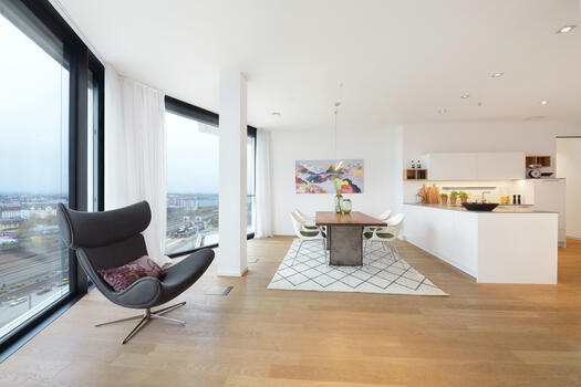 Spacious living/dining area