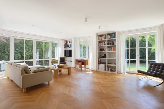 Wohnbereich mit Gartenblick