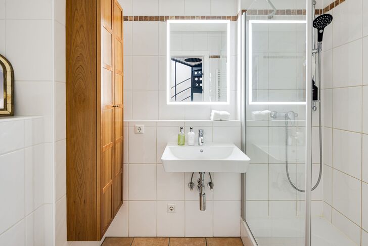 A Timelessly Modern Shower Room
