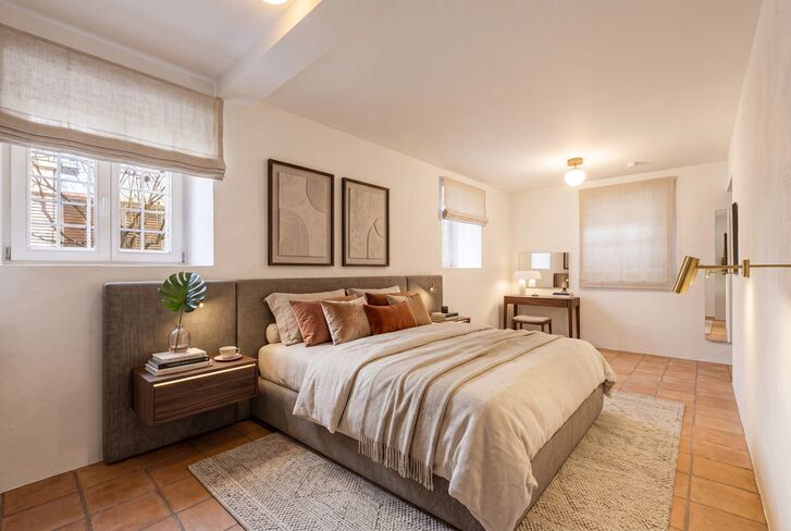 Charmantes Schlafzimmer mit angrenzendem Ankleidebereich (virtuell möbliert)