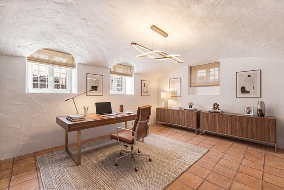 Study or guest room in the basement (virtually furnished)