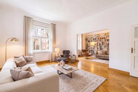 Hinreißende Jugendstil-Beletage mit ausgebautem Souterrain und Garten