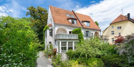 Hinreissende Villenhälfte von 1902 mit historischem Charme und Gartenparadies