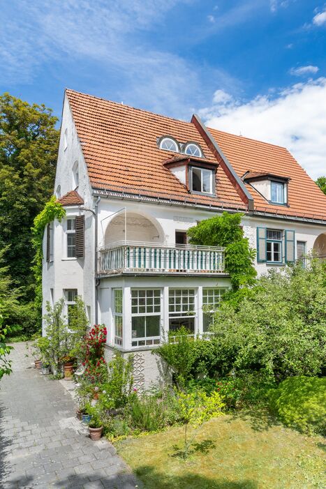 Half of a villa listed as a historic landmark