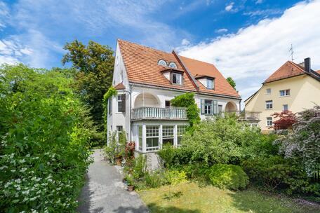 Hinreissende Villenhälfte von 1902 mit historischem Charme und Gartenparadies