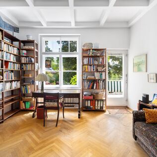 Room with access to a terrace