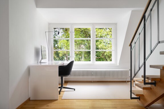 Arbeitsplatz mit Atelierfenster