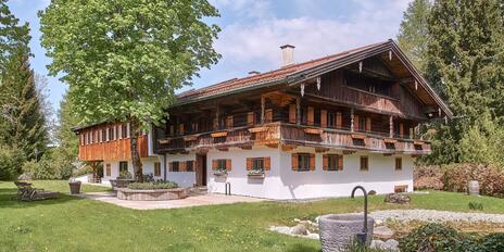 Historie trifft Luxus & Design: Sanierter Landsitz von 1789 mit Gäste-Dependance am Tegernsee