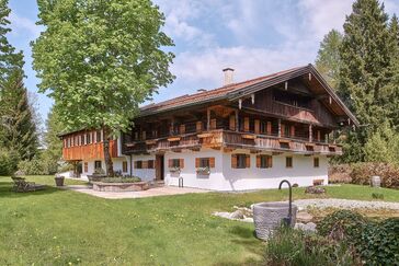 Objektvideo ansehen: Historie trifft Luxus & Design: Sanierter Landsitz von 1789 mit Gäste-Dependance am Tegernsee