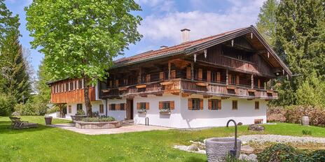 Historie trifft Luxus &amp; Design: Sanierter Landsitz von 1789 mit Gäste-Dependance am Tegernsee