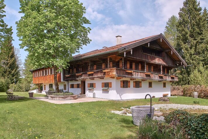 Historie trifft Luxus & Design: Sanierter Landsitz von 1789 mit Gäste-Dependance am Tegernsee