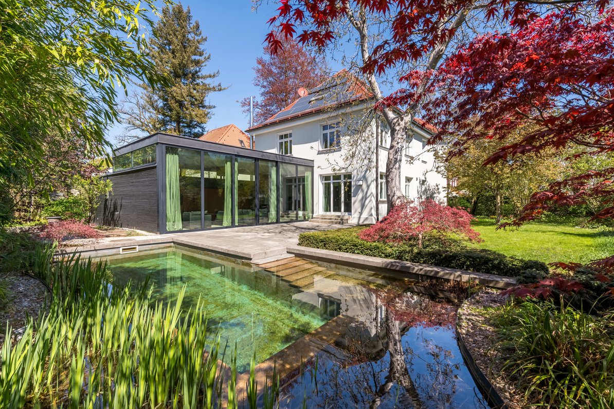 Villa with a swimming pond