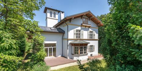 Historische, denkmalgeschützte Altbau-Villa in einmaliger Lage Nymphenburgs
