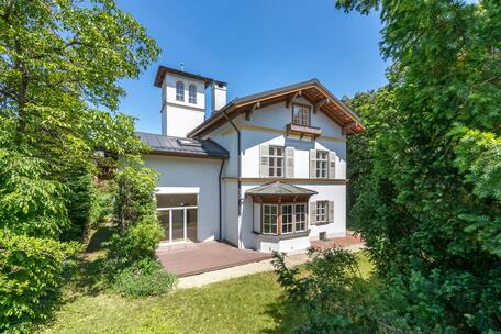 A historic, listed villa in a unique location in Nymphenburg