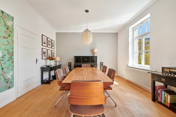 Dining area facing south
