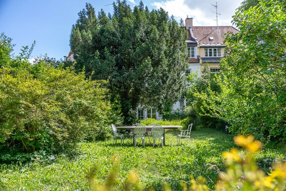 Naturnah eingewachsener Garten