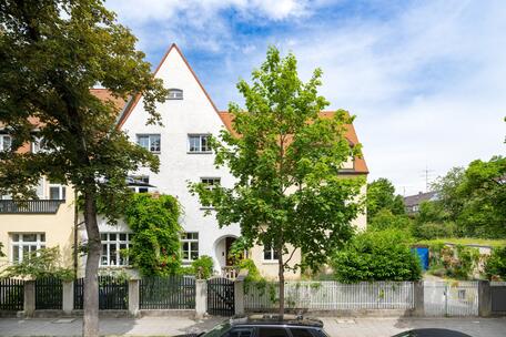 A historic city villa built in 1902, offering plenty of space, lots of charm, and an idyllic garden