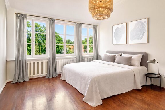 Master Bedroom mit Gartenblick