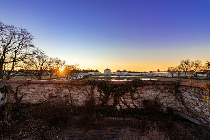 Von der Dachterrasse eröffnet sich ein einmaliger Panoramablick auf Schloss Nymphenburg