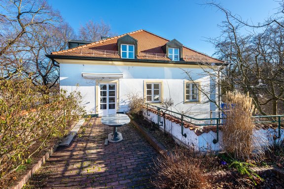 Die Dachterrasse genießt Sonne bis in die Abendstunden