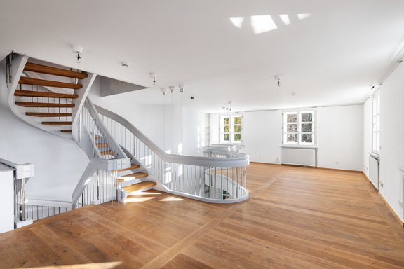 Der Galeriestil des Obergeschosses ist luftig und offen gestaltet