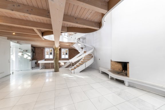 Weitläufiges Raumgefüge mit beeindruckendem Luftraum von ca. 5,30 Meter Höhe