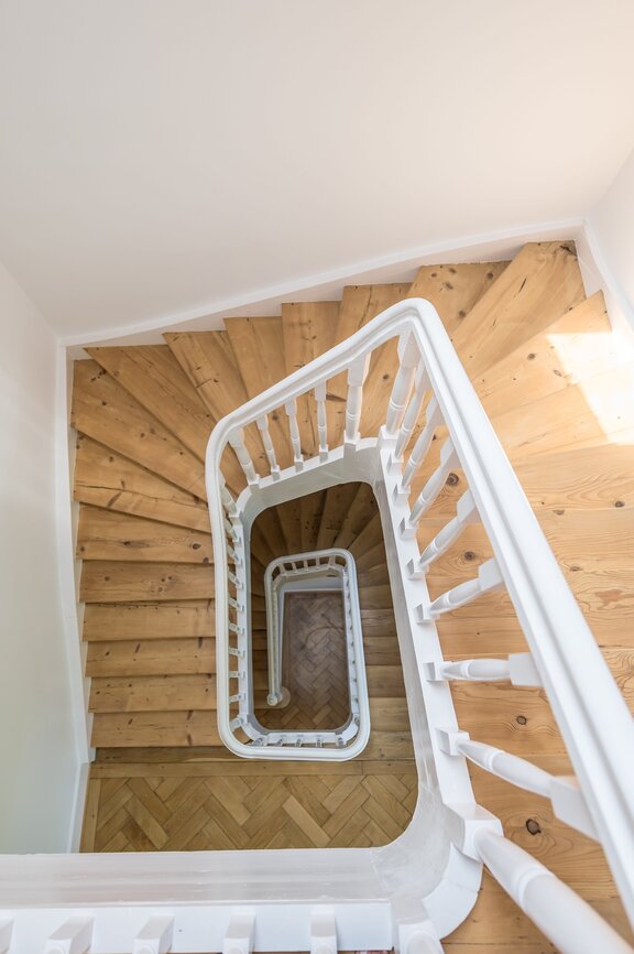 Originales Holz-Treppenhaus
