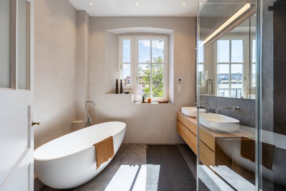 Modernes Badezimmer mit freistehender Wanne