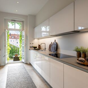 High-quality built-in kitchen with access to the balcony