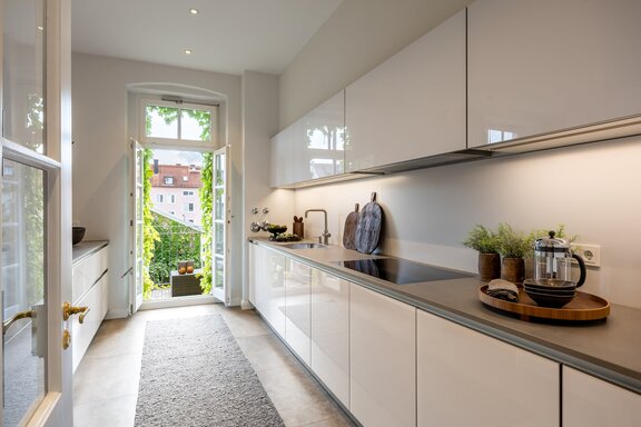 Hochwertige Einbauküche mit Zugang zum Balkon