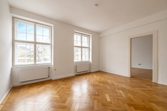 Airy living / dining area