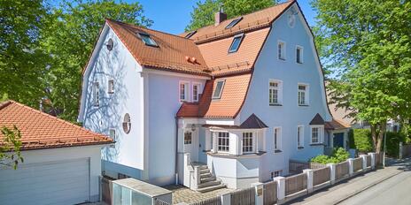 Historischer Charme trifft Wohnkomfort: Modernisierte Haushälfte mit Traumgarten