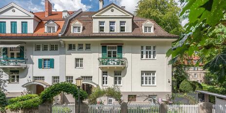 Historische Beletage: Großzügige 5-Zimmer-Wohnung mit Ostbalkon direkt am Herzogpark
