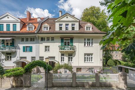 Historische Beletage: Großzügige 5-Zimmer-Wohnung mit Ostbalkon direkt am Herzogpark