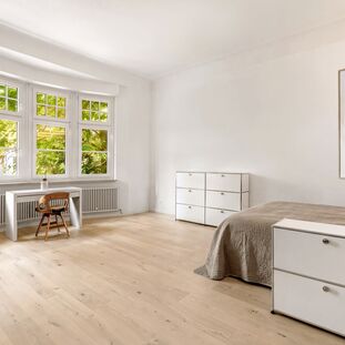 Lichtdurchflutetes Schlafzimmer