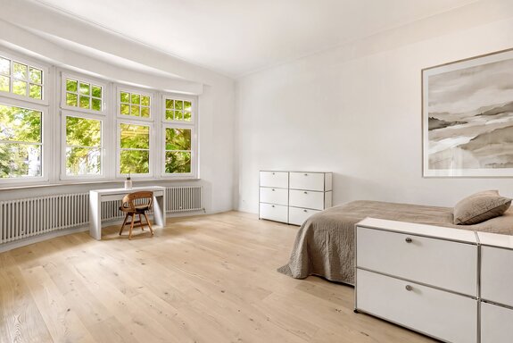 Lichtdurchflutetes Schlafzimmer