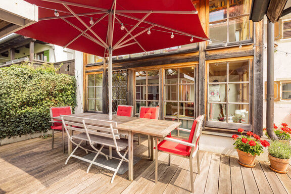 Großer Essplatz auf der Terrasse