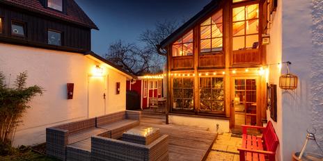 Historisches Bauernhaus mit Wintergarten-Anbau und flexiblen Nutzungsoptionen