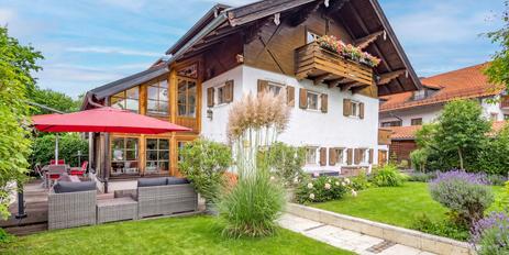 Charming farmhouse with a separate office space and the option to convert it into a spacious home