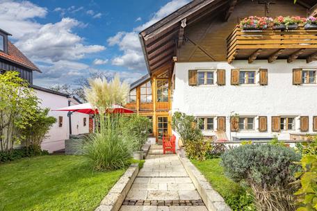 Historisches Bauernhaus mit Wintergarten-Anbau und flexiblen Nutzungsoptionen