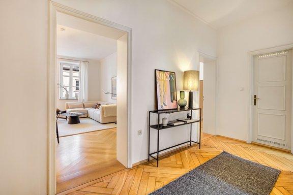 Die Räume ordnen sich um eine zentrale Diele an