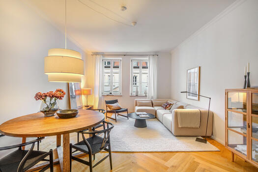 In a prime location near Gärtnerplatz, this apartment exudes the charming flair of an old building.