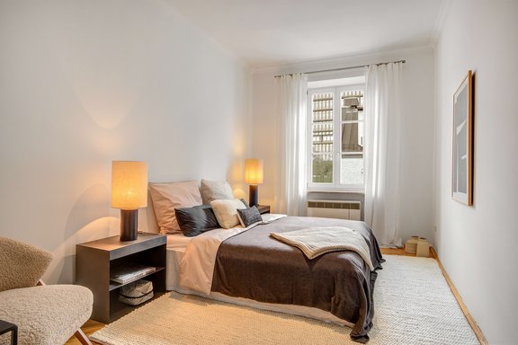 Schlafzimmer mit Blick in den Innenhof