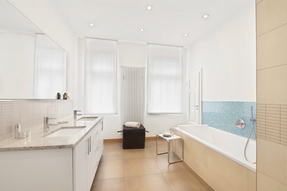 Lichterfülltes Bad mit zwei Waschbecken